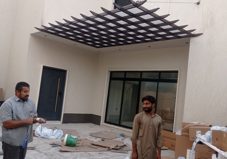 برجولة حديد بسقف شبكي في الرياض تضيف ظلًا أنيقًا وتهوية طبيعية للفناء الخارجي.