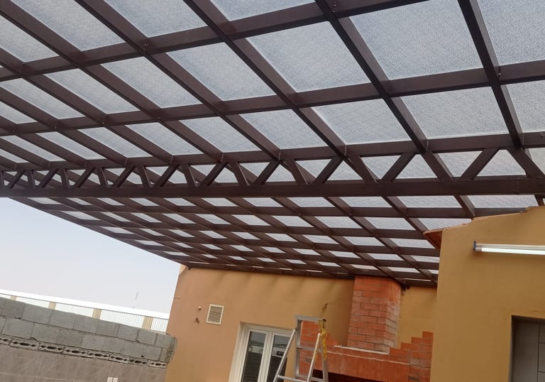 تركيب برجولات حديد وخشب بالرياض للحدائق والأسطح بتصاميم عصرية