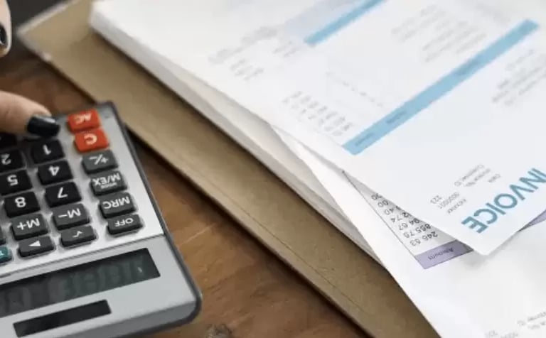 représente des devis et un calculatrice pour la consultation d'entreprise