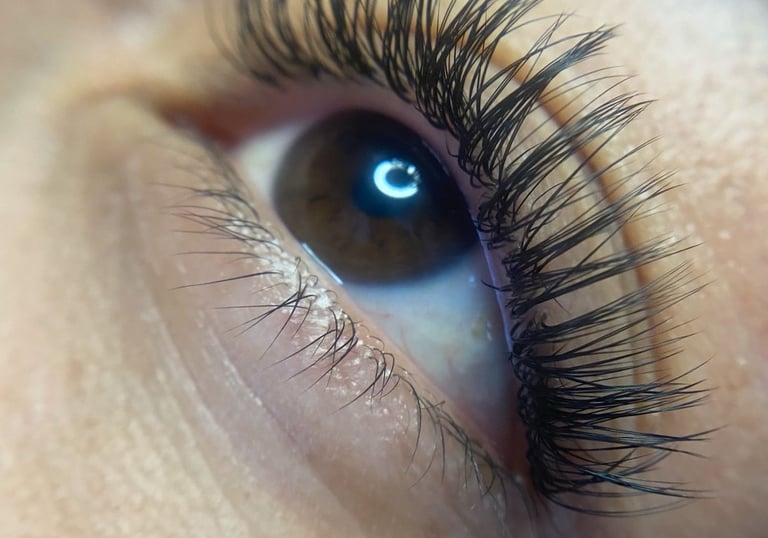 Extensiones de pestañas en efecto rimel, con la mirada hacia arriba