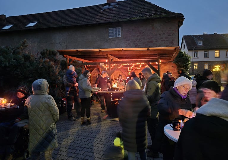 Gäste genießen das Catering von Itzel & Keiter beim Adventstürchen in Wiebelsbach