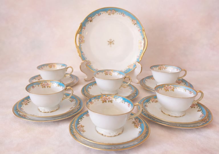 Vinilai, patefonas ir porcelianiniai indai estetiškame namų interjere