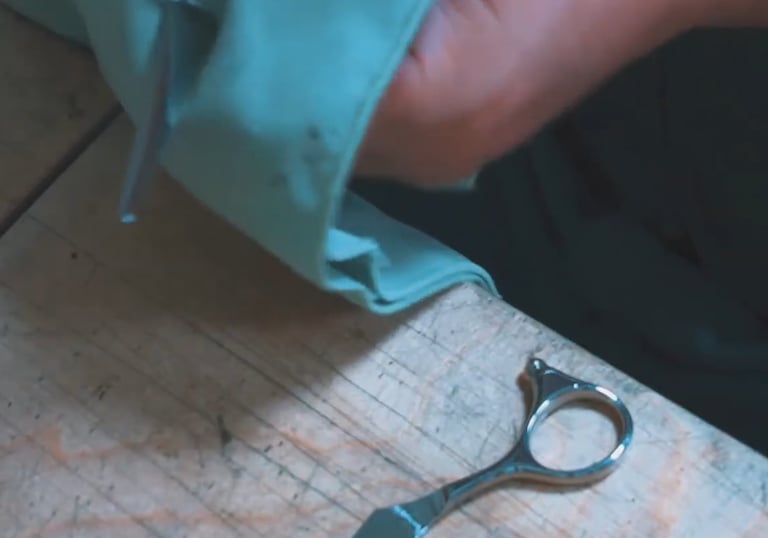 Mantenimiento artesanal de tijeras de peluquería desmontadas para conservar precisión y durabilidad.