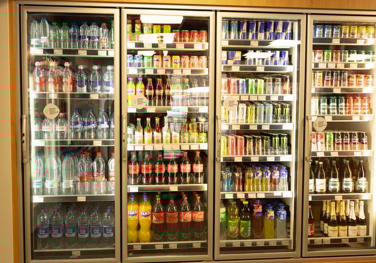 Un enfriador de bebidas abastecido con agua embotellada, refrescos, bebidas energéticas y cerveza