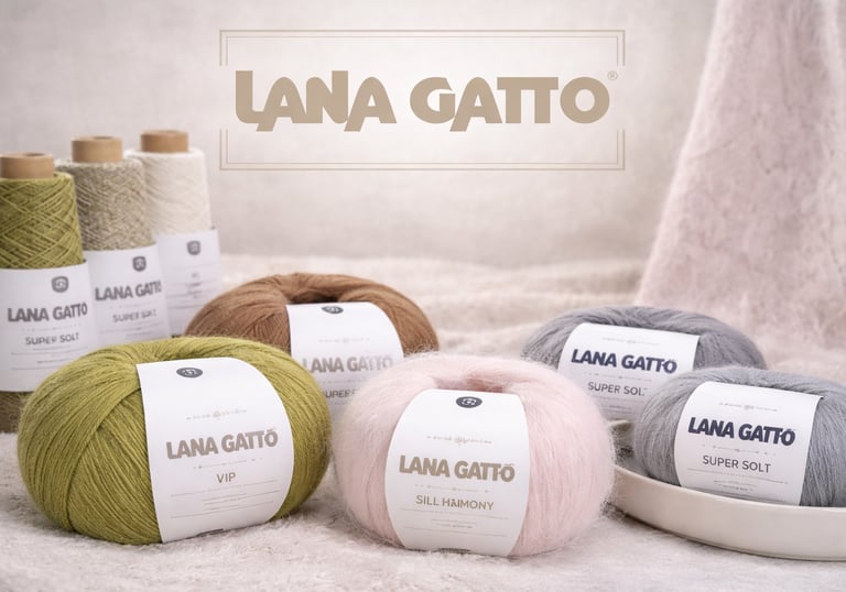 Įvairių tipų mezgimo siūlai – merino, moheris ir kiti mezgimo siūlai ant švelnaus megzto paviršiaus.