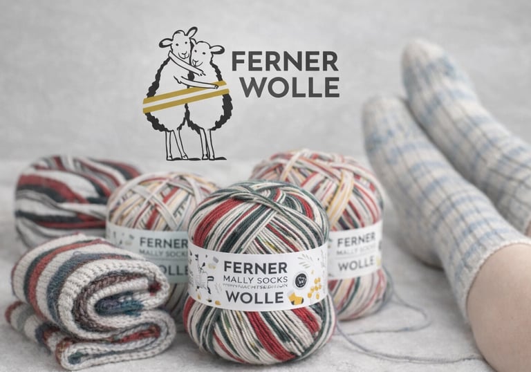 Marginti kojinių siūlai ir megztos kojinės ant švelnaus paviršiaus.