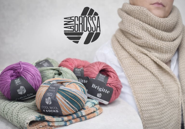 Spalvoti mezgimo siūlai ir megztas šiltas rankų darbo šalikas ant modelio kaklo.