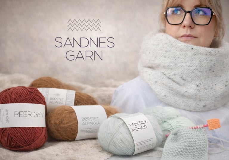 Sandnes Garn mezgimo siūlai ir megztas šalikas ant modelio kaklo.