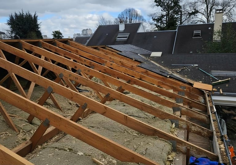 Toiture découverte travaux en cours de changement de toiture