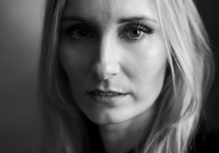Sesja portretowa kobiety w studio w Opolu
