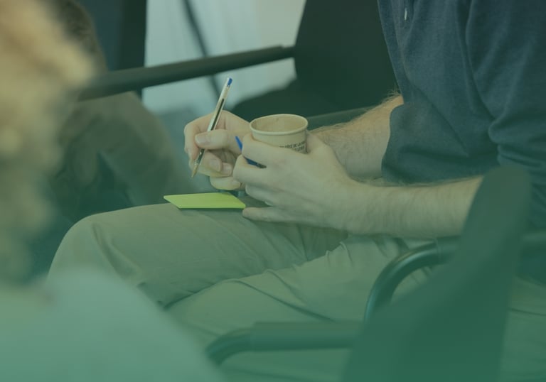 Begeleide intervisiegroep in actie — professionals leren samen uit echte werksituaties