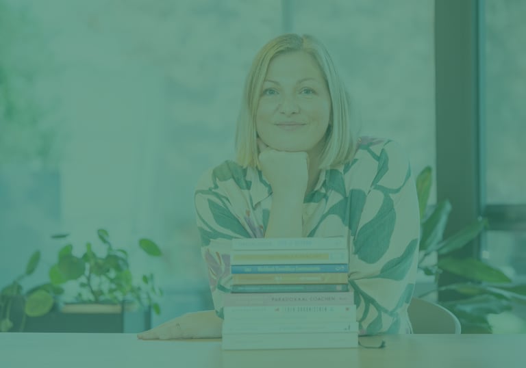 Iris Van Belleghem, gecertificeerd coach en Insights Discovery Practitioner, samen met boeken die haar inspireren