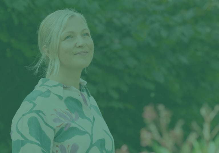 Iris Van Belleghem, trainer, coach en oprichter van Sideline Coaching, buiten in de natuur