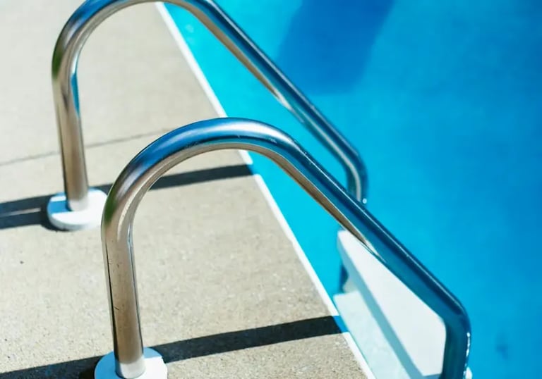 Raccordement électrique de moteur de piscine et thermopompe à Montréal.