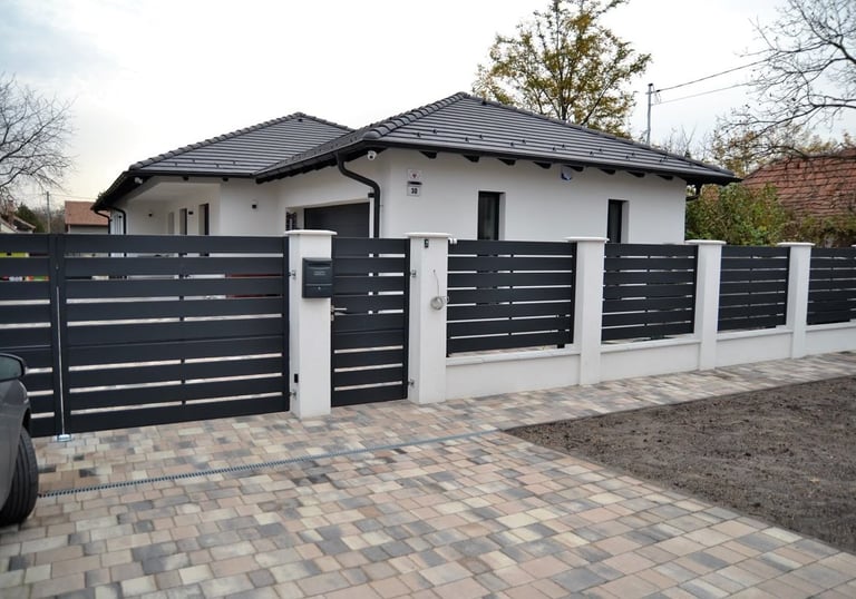 Gard finisat cu coame și capace din beton, aspect uniform și elegant