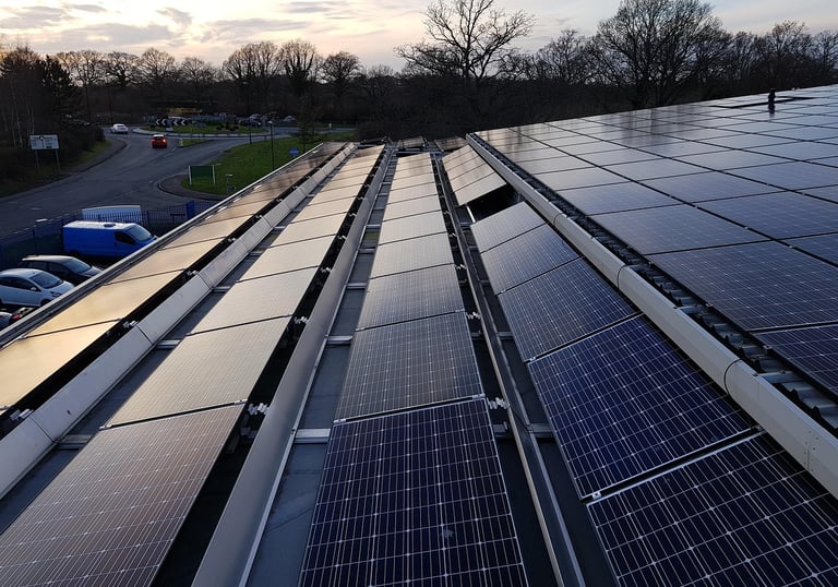 Fabrika çatısı endüstriyel güneş panelleri.