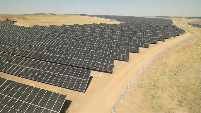 Geniş arazi tipi güneş enerjisi tarlası.