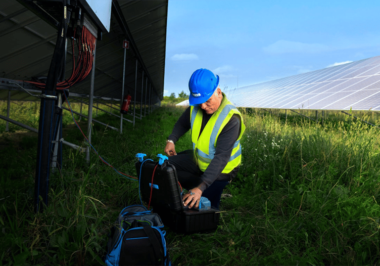 Sahada güneş paneli elektriksel ölçüm testi.