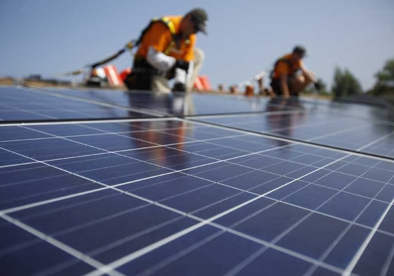 Güneş paneli montajı yapan teknik ekip.