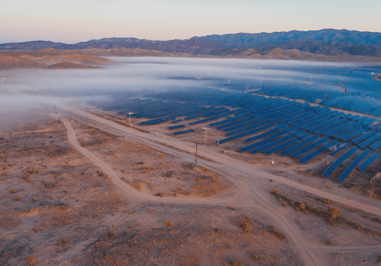 Büyük ölçekli lisanslı güneş enerjisi santrali.