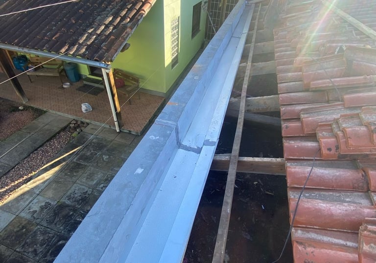 Funilaria de construção com rufos e acabamentos em Porto Alegre