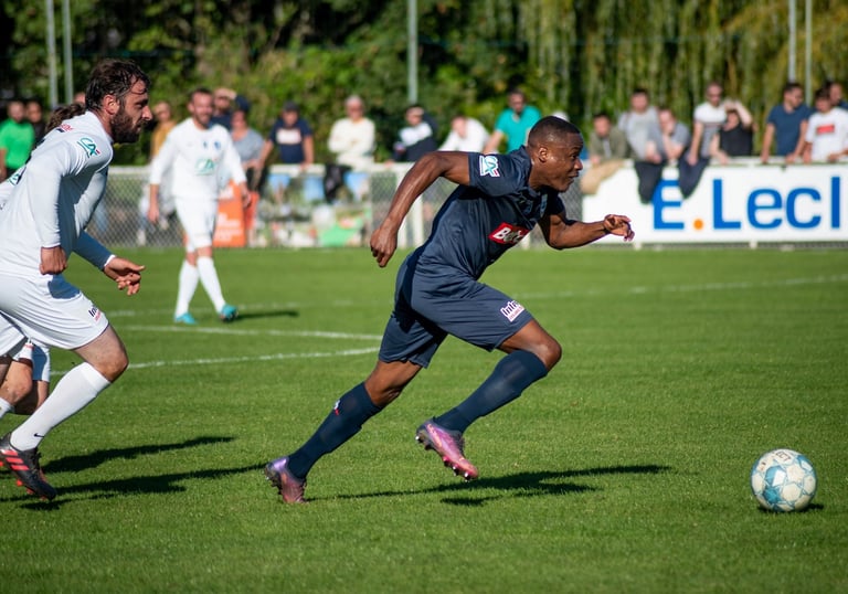 Photo couleur d'un joueur de football courant avec le ballon