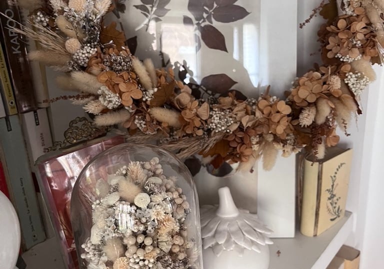 Cloche et couronne de fleurs séchées et stabilisées