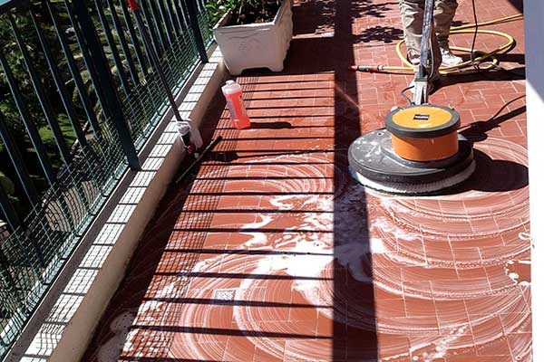 Nettoyage professionnel de balcon : élimination des salissures, mousses et dépôts pour un extérieur propre et sain