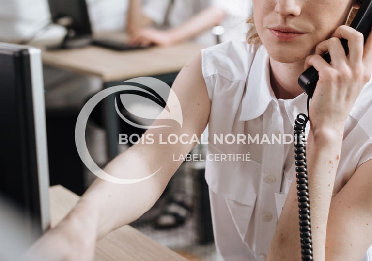 une femme en chemise blanche qui est au téléphone