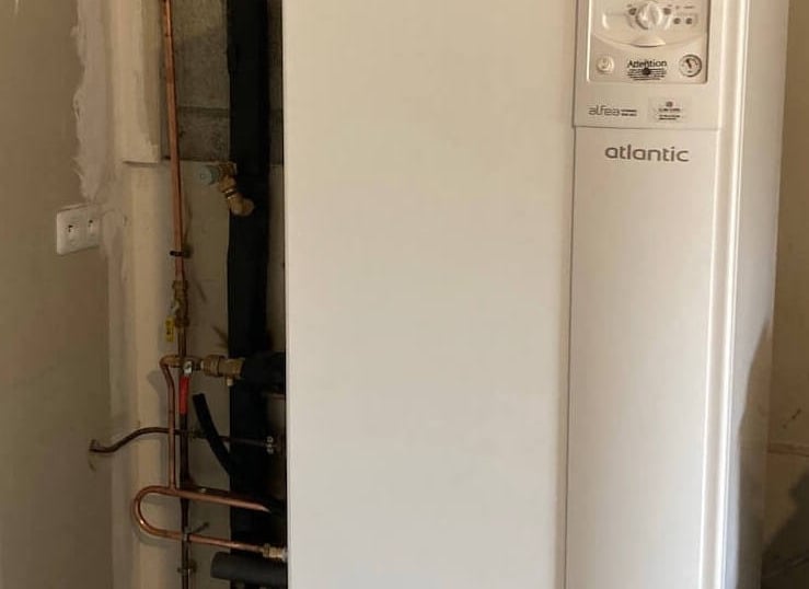 Installation pompe à chaleur air-eau hybride Atlantic par Qualiplomberie