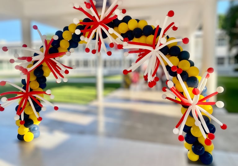 arco de globos en la entrada de un evento