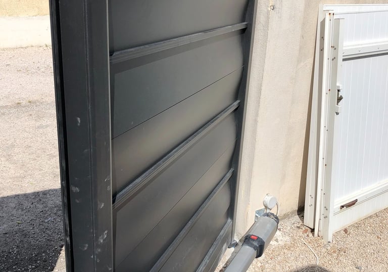 Portail battant aluminium avec motorisation BFT