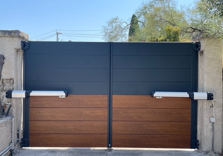 Portail Battant en aluminium sur mesure, design moderne, en lame pleine bicoloration et aspect bois