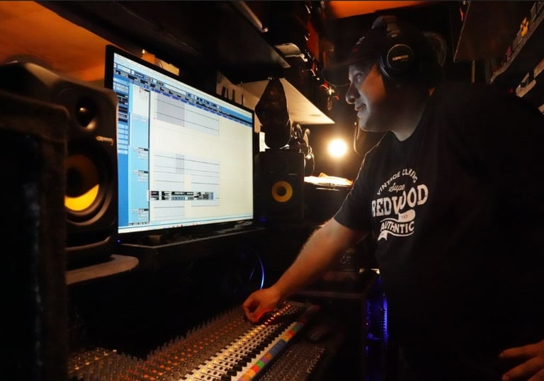 Carlitos Calice es Productor Audiovisual, Compositor, Arreglista, Peruano.