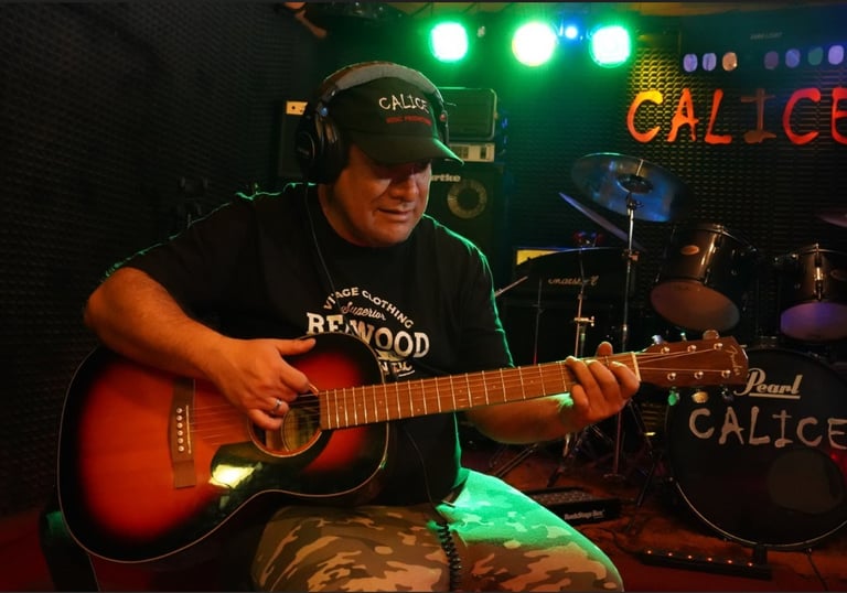 Carlitos Calice es Productor Audiovisual, Manager, Músico, Compositor.
