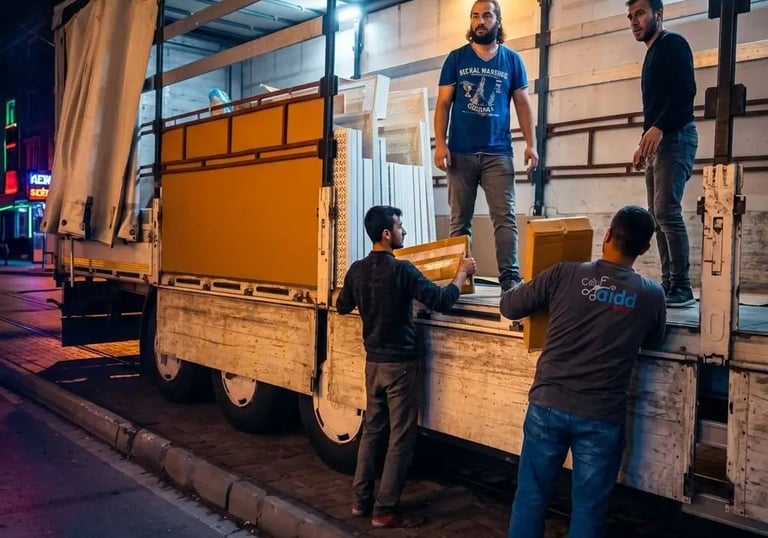Tır boşaltma işlerinde uzmanlaşmış, fiziki kondisyonu yüksek ve kas gücüyle işi hızla tamamlayan profesyonel hamal ekibimiz