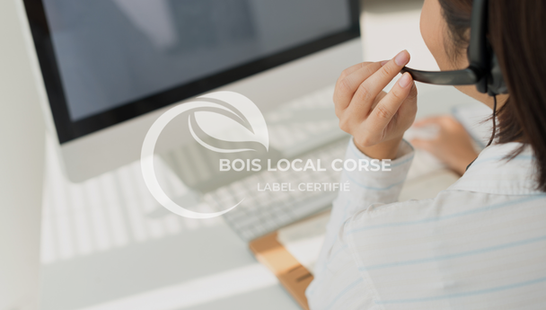 une femme avec un casque audio