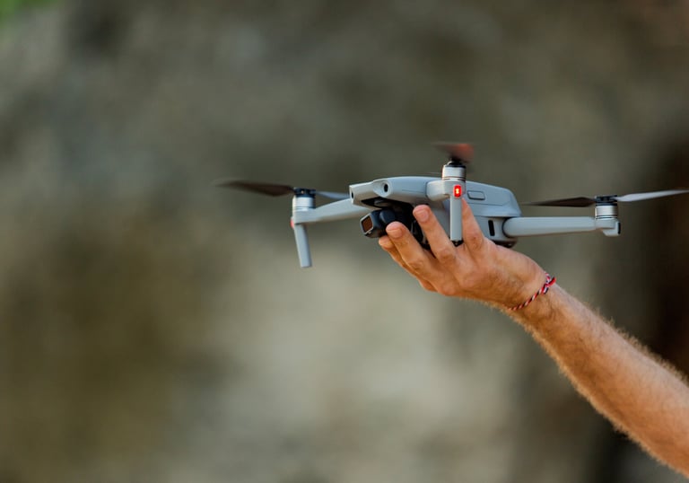 Dron realizando tomas aereas para empresas