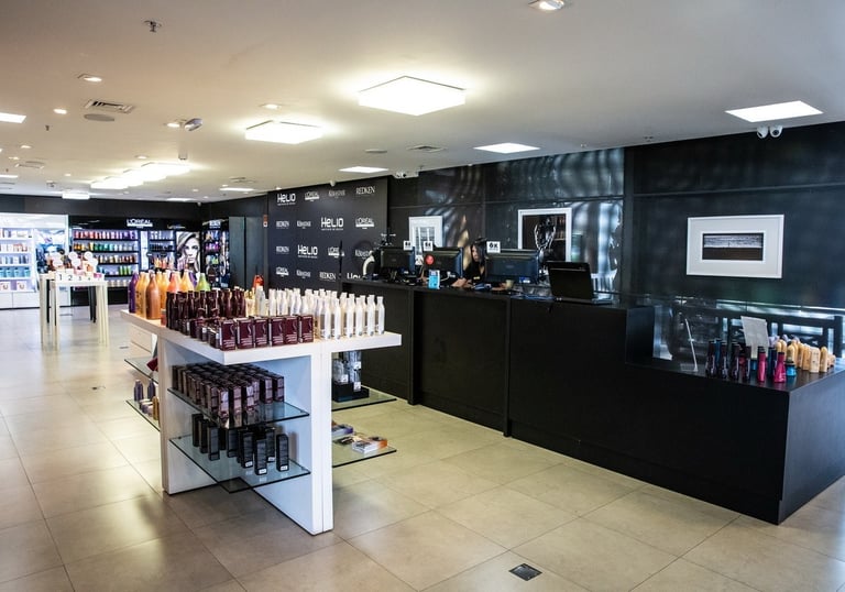 uma loja com uma variedade de produtos cosméticos em exposição