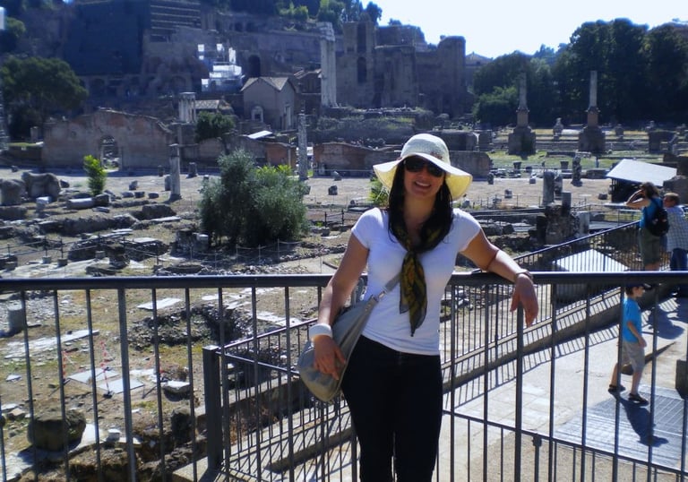 Foto da autora em tour por Roma.