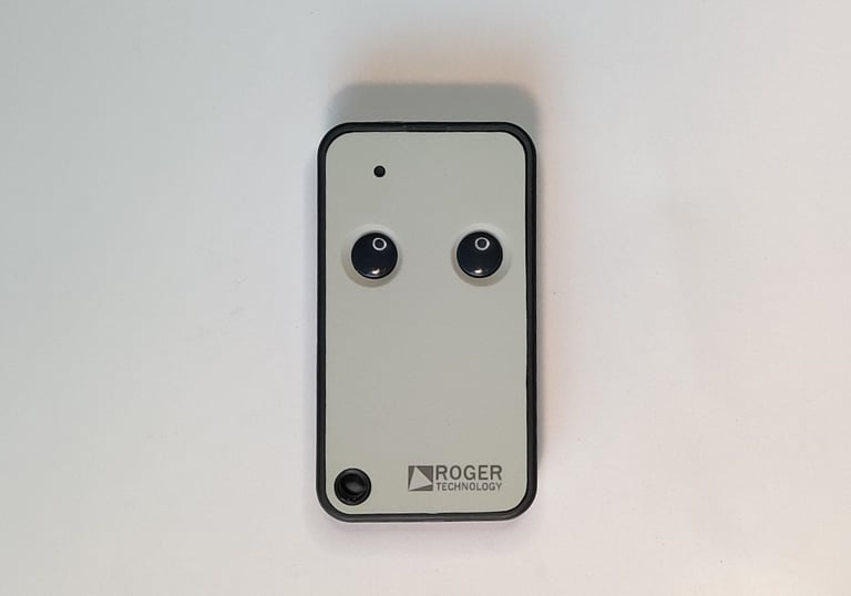 Roger Technology E80 TX52R galingas itališkas vartų pultelis pramoniniams objektams