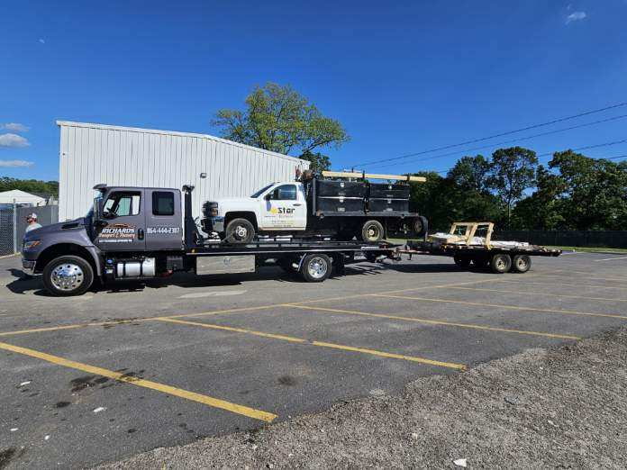 Tow truck providing 24/7 emergency towing services in Greenville County, SC, including Five Forks