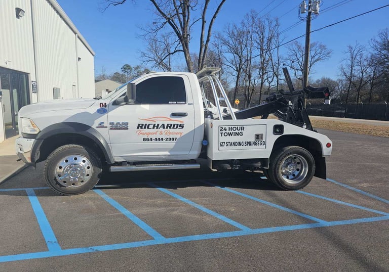 Tow truck providing 24/7 emergency towing services in Greenville County, SC, including Piedmont