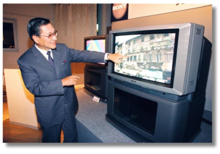 O presidente da Sony, Norio Ohga, apresenta sua TV de alta definição (HDTV) em 1º de junho de 1992 e