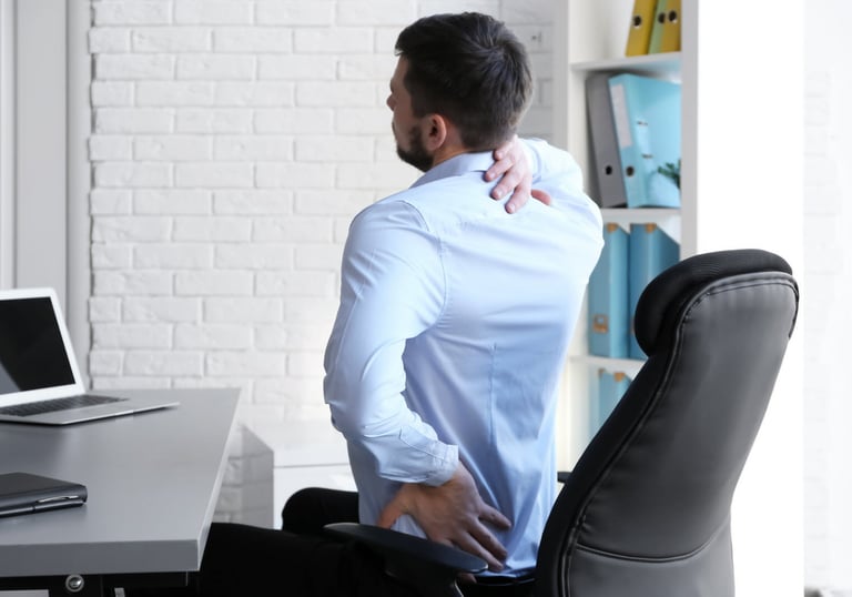 un homme qui a mal au dos