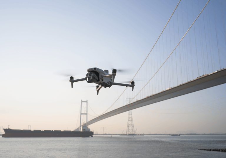 Dron DJI Matrice na tle mostu wiszącego