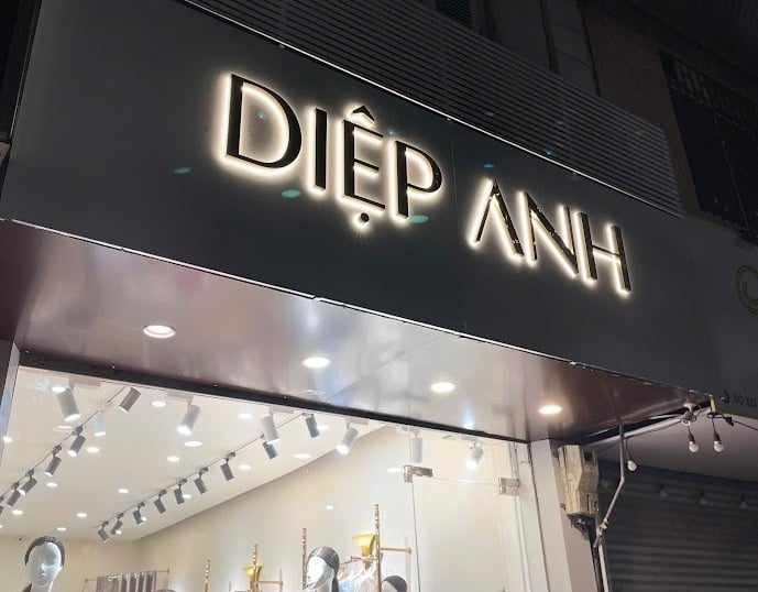 Biển quảng cáo chữ nổi , đèn LED hắt sáng chân