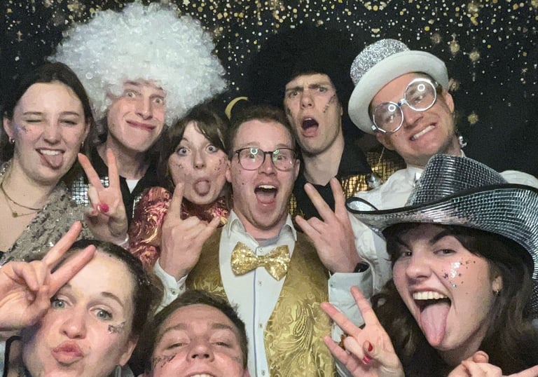 Fotobooth huren voor trouwfeest in West-Vlaanderen – unieke herinneringen met foto’s en props