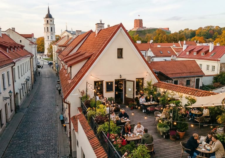 Stogo terasa Vilniaus senamiestyje, su vaizdu į Gedimino bokštą ir katedrą