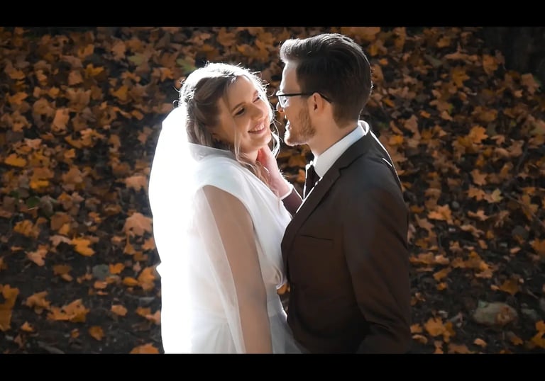 Besišypsantys jaunavedžiai rudenį gamtoje tarp nukritusių lapų.